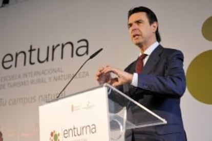 El ministro de Industria, Energía y Turismo, Jose Manuel Soria (i), durante la inauguración esta mañana en Guadix (Granada), de la Escuela Internacional de Turismo Rural y Naturaleza (Enturna), pionera en Europa.