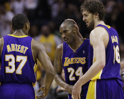 Gasol felicita a Bryant en presencia de Artest tras una actuación que le permite colocarse en el puesto 12 de la lista histórica de anotadores de la NBA