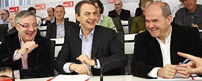 José Blanco, Rodríguez Zapatero y Manuel Chaves, de izquierda a derecha, en un momento del Comité Federal del PSOE