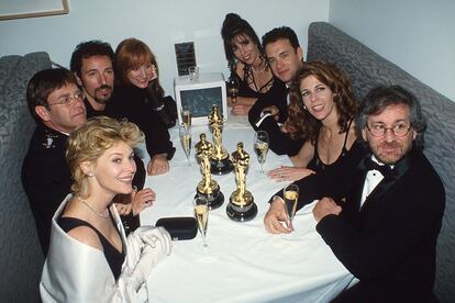 Kate Capshaw, Elton John, Bruce Springsteen, Patti Scialfa, Tom Hanks, Rita Wilson y Steven Spielberg en la fiesta de Elton John.