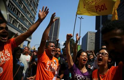 Manifestantes contrários ao presidente Michel Temer protestam no Rio de Janeiro. Organizadores estimam que 10 mil pessoas participam de ato no Centro.