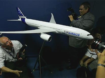 Varios fotógrafos toman imágenes de la maqueta del nuevo A350, presentada en la feria de Farnborough.