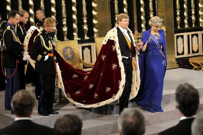 El rey Guillermo de Holanda junto a su esposa la reina Máxima tras terminar la ceremonia de investidura en Ámsterdam (Holanda).