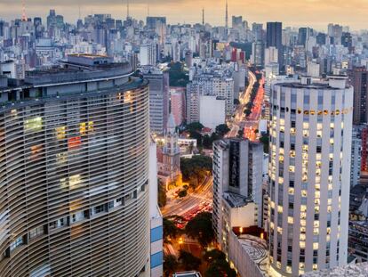 El perfil urbano de São Paulo, con el edificio Copan, de Oscar Niemeyer, en primer plano.