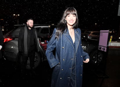 Si hay que reinventar un 'look' tan ‘hortera’ como el Canadian Tuxedo (vestirse de tejido vaquero de pies a cabeza), la hija de Melanie Griffith también sabe cómo hacerlo. La actriz acudió al Festival de Cine de Sundance en 2023 con esta versión 'cool' del estilismo popularizado por Britney Spears y Justin Timberlake.