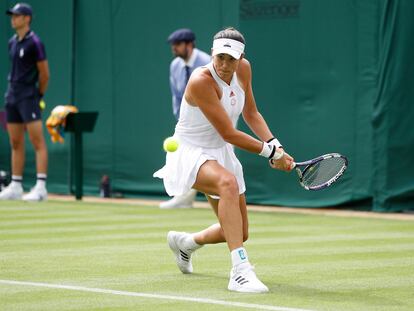 Muguruza golpea de revés durante el partido contra Ferro en la Court 1.