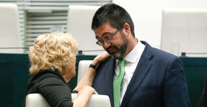 La alcaldesa de Madrid, Manuela Carmena, charla con el concejal Carlos Sánchez Mato.