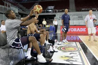 Kevin Durant, con el tobillo envuelto en hielo, ayer en el entrenamiento de Estados Unidos.