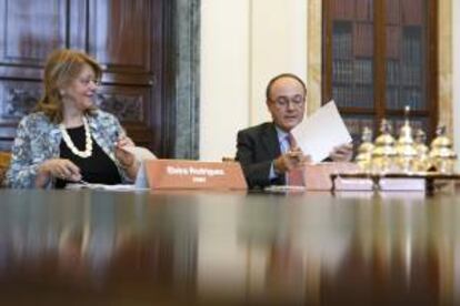 La presidenta de la Comisión Nacional del Mercado de Valores (CNMV), Elvira Rodríguez (i), y el gobernador del Banco de España, Luis María Linde (d), durante la firma de la renovación hasta 2017 del Plan de Educación Financiera. EFE/Archivo