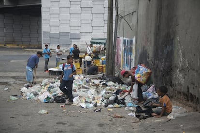 Isabella y dos de sus hijos buscan comida en un basurero en El Paraíso, al lado de la autopista Francisco Fajardo. Trabajaba como administrativa en un taller de coches donde José, su marido, es mecánico. Hasta hace unos años no se ganaban mal la vida pero llegó la crisis y la despidieron. Tienen cuatro hijos de entre tres y 12 años y el sueldo de José no alcanza para poder alimentar a su familia.