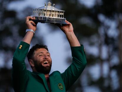 Jon Rahm, vestido con la mítica chaqueta verde, levanta el trofeo de campeón del Masters de Augusta, el pasado 9 de abril.