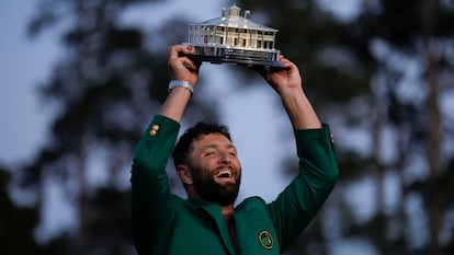 Jon Rahm, vestido con la mítica chaqueta verde, levanta el trofeo de campeón del Masters de Augusta, el pasado 9 de abril.