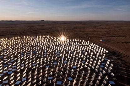 TOPSHOT - A general view of heliostats at the KHI Solar One plant operated by Coxabengoa in Upington on November 21, 2023. Khi solar one is a thermal solar power plant with a 50mw capacity operated by Spanish company Coxabengoa. About 4000 Helliostats (mirrors) pivot according to the sun�s position to reflect and concentrate sunlight onto the tower which heats water to evaporation, which is then directed to turbines to generate power. The refuse water is then processed and treated before being poured into open air basins. The plant is able to run even when the sun is down because of the Thermal accumulator tanks (Thermal Storage) which stores high temperature water mixed with chemicals. (Photo by EMMANUEL CROSET / AFP)