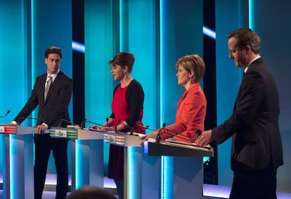 Leanne Wood toma la palabra, rodeada por Ed Miliband, Nicola Sturgeon y David Cameron, durante el debate televisivo este jueves.