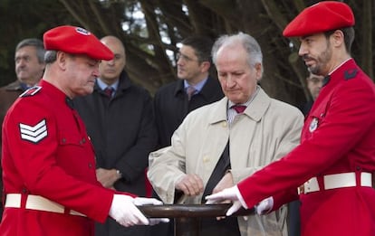 El exconsejero Atutxa (centro) apaga simbólicamente el pebetero junto al director de la Ertzaintza, José Antonio Varela (izquierda), y el hijo del sargento mayor Goikoetxea.