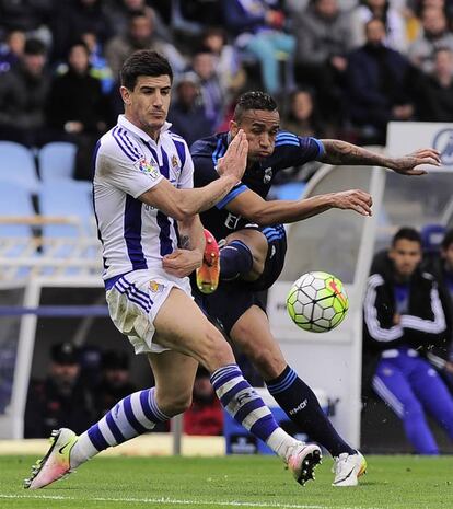 El defensa brasileño del Real Madrid Danilo Luiz Da Silva (d) y el defensa Yuri Berchiche.