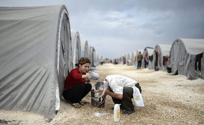 Refugiados sirios procedentes de Kobane, en el campamento de Suruc, en Turquía.  