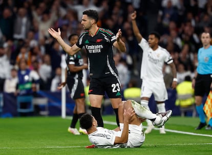 El jugador del Arsenal Mikel Merino se queja de una acción de Jude Bellingham.