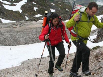 Edurne Pasaban y el escritor Javier Sierra, en una imagen de &#039;Cumbres&#039;.