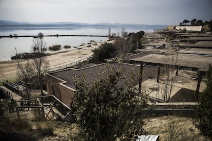 Vista de las obras paralizadas y de la playa artificial. La Junta de Extremadura ha anunciado que continuará intentando salvar el complejo que consideran imprescindible para la zona.
