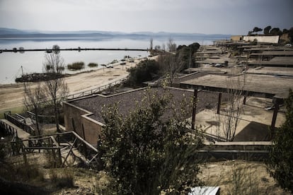 Vista de las obras paralizadas y de la playa artificial. La Junta de Extremadura ha anunciado que continuar intentando salvar el complejo que consideran imprescindible para la zona.