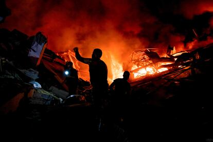 El humo y el fuego se elevan sobre edificios de Gaza, tras un ataqué israelí, este jueves. 