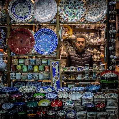 Ismail Genis vende cerámica tradicional turca y azulejos hechos a mano, en el Gran Bazar de Estambul (Turquía).