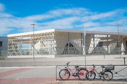 Fachada de la actual sede del Colegio Alemán en la calle del Monasterio de Guadalupe de Madrid. 