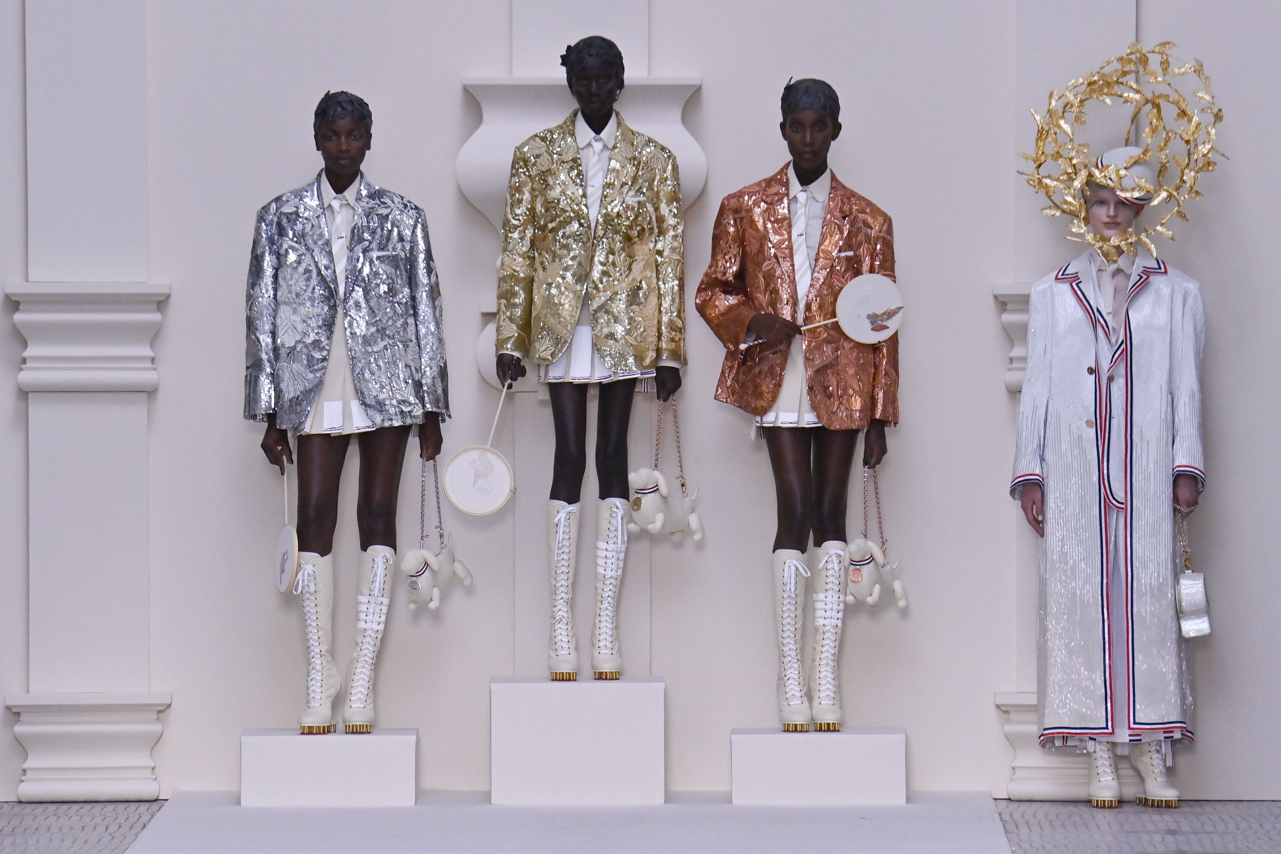 Tres chaquetas brocadas en oro, plata y bronce acabaron en un pódium en el desfile de Thom Browne en la semana de la alta costura de París, el 24 de junio de 2024.