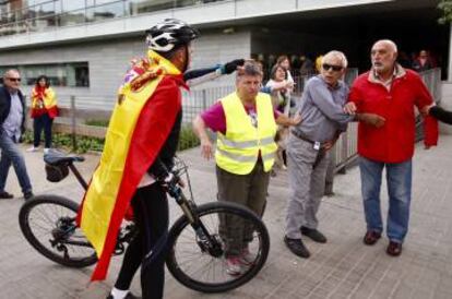 Veïns de Badalona, aquest dimecres, a l'Ajuntament de Badalona.