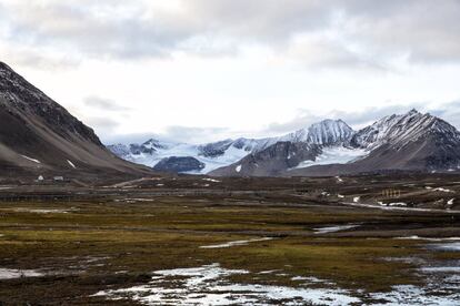 La nieve cubre Broggerdalen montaña cerca de Ny-Alesund, Svalbard, Noruega 11 de octubre de 2015. Una cadena noruega de islas sólo 1.200 kilometros (750 millas) del Polo Norte está tratando de promover las nuevas tecnologías, el turismo y la investigación científica en un cambio de alta contaminando la minería del carbón que ha sido un pilar de la economía a distancia durante décadas. Noruega suspendió más la minería del carbón en el archipiélago de Svalbard año pasado debido a los altos costos y está buscando empleos alternativos para unos 2.200 habitantes en las islas donde los osos polares deambulan. Parte de la respuesta puede ser la de impulsar la ciencia: en Ny-Alesund, la liquidación no militar permanente más septentrional del mundo, científicos de 11 países, entre ellos Noruega, Alemania, Francia, Gran Bretaña, India y Corea del Sur cuestiones de estudio, como el cambio climático. La presencia de Noruega, miembro de la OTAN, también da a la alianza un punto de apoyo estratégico en el extremo norte, cada vez más importante después de la vecina Rusia anexó la región de Crimea de Ucrania en 2014. REUTERS / Anna Filipova Foto 18 de 19 - BÚSQUEDA "SVALBARD Filipová" PARA TODOS IMAGESâ € ¨