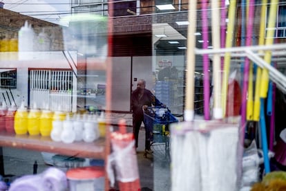 Don Manuel Calderón Salazar tiene 84 años y un carrito de la compra con el que nunca entra a un supermercado. Desde hace nueve años, recoge lo que otros ya no necesitan y lo lleva a la bodega de aprovechamiento de residuos del barrio de El Rincón, al norte de Bogotá. Como él, 308 adultos mayores de 65 años se encargan de esta ardua tarea.