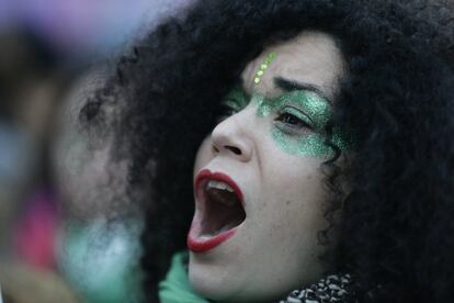 Una joven celebra la aprobación de la legalización del aborto frente al Congreso, el 14 de junio de 2018.