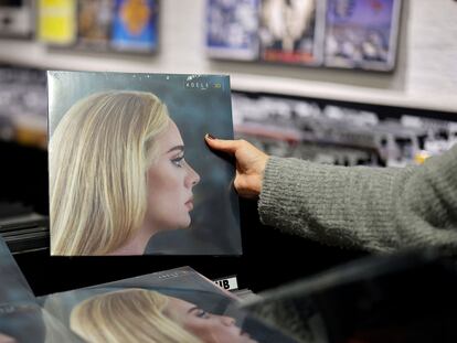 El disco de Adele '30', en formato vinilo en una tienda de música.