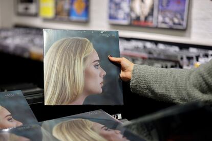 El disco de Adele '30', en formato vinilo en una tienda de música.