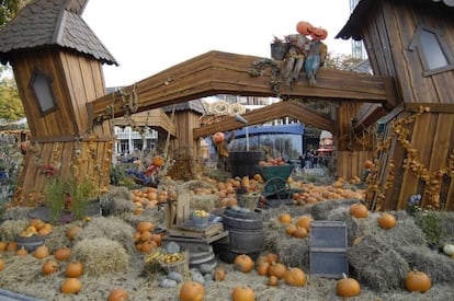 Calabazas de Halloween a la entrada del Parque Tívoli.