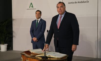 El presidente de la Junta de Andalucía, Juan Manuel Moreno, presidiendo en julio de 2022, de toma de posesión del consejero de Turismo, Deporte y Cultura, Arturo Bernal.