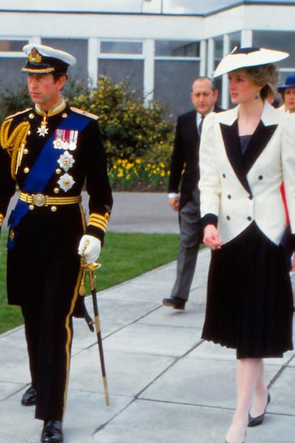 Con este conjunto en blanco y negro -hasta las medias- recibió junto a Carlos a los reyes de España en Londres en 1986.