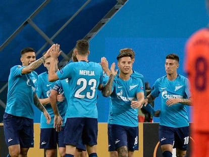 Los jugadores del Zenit celebran el segundo gol. 