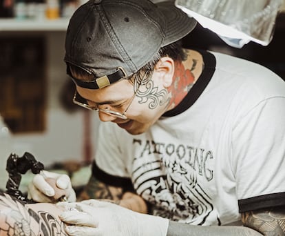 El enfoque de Ian Damien, tatuador de Singapur, se basa en la confianza mutua entre cliente y artista, así como en entender el viaje, el sacrificio y la historia subyacentes a la experiencia de ser tatuado. Él opina que un tatuaje "puede ayudar al cliente a establecer una relación más saludable con su cuerpo". Sus tatuajes atrevidos, oscuros y salpicados de vivos colores acaban formando parte integral de la piel de quien los lleva.