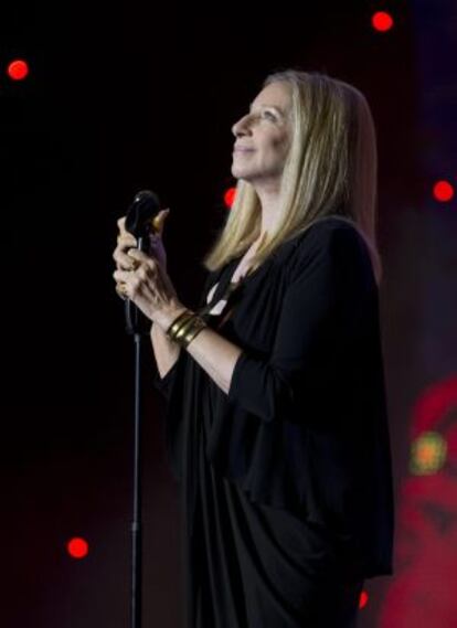 Barbra Streisand interpreta una canción durante la V Conferencia Presidencial y la celebración de los 90 años del presidente israelí.