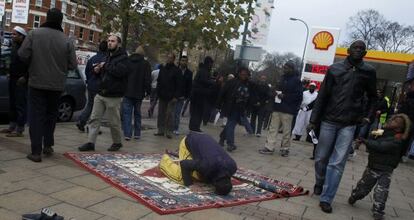 Un musulmán reza en la acera de una calle de Londres, en el exterior de una mezquita, en 2011