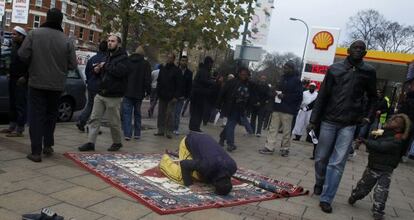 Un musulm&aacute;n reza en la acera de una calle de Londres, en el exterior de una mezquita, en 2011