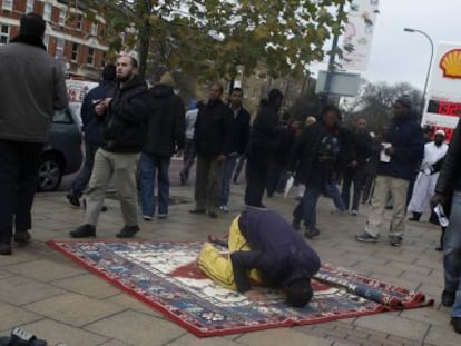 Un musulm&aacute;n reza en la acera de una calle de Londres, en el exterior de una mezquita, en 2011