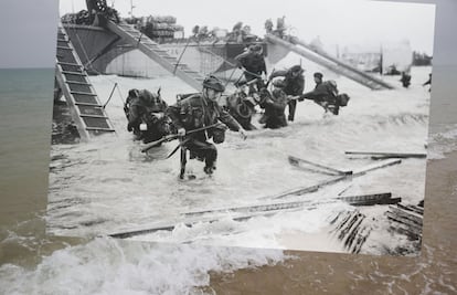 Tropas británicas desembarcan en la playa de Juno el 6 de junio de 1944.