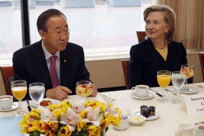 El secretario general de Naciones Unidas, Ban Ki-moon, y la secretaria de Estado de EE UU, Hillary Clinton, en el desayuno con el que arrancó la conferencia de donantes para Haití.