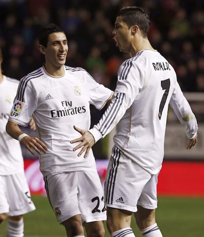 El delantero portugués del Real Madrid Cristiano Ronaldo (d), celebra con el centrocampista argentino Ángel Di María (i) el gol que acaba de marcar, el primero de su equipo frente al Osasuna, durante el partido de vuelta de octavos de final de la Copa de Rey que han disputado esta noche en el estadio Reyno de Navarra. 