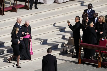 Después de John F. Kennedy, Joe Biden fue el segundo presidente católico de la historia de Estados Unidos. Antes de dejar su cargo, el pasado mes de enero Biden condecoró al papa Francisco con la Medalla Presidencial de la Libertad con distinción, el más alto galardón civil otorgado por el presidente del país. “El Papa del pueblo”, dijo entonces. Esa segunda semana de enero tenía previsto encontrarse con él durante un viaje a Italia que finalmente fue cancelado por los devastadores incendios de Los Ángeles. Al funeral de este sábado el expresidente de EE UU ha asistido en compañía de su esposa, Jill Biden.