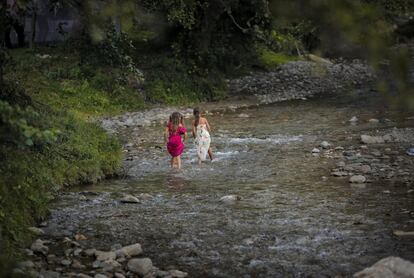 Dos niñas jóvenes juegan en un río de Costesti (Rumanía).