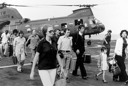 Cidadãos norte-americanos após saírem de Saigon. A desocupação da cidade é lembrada por ter sido caótica.